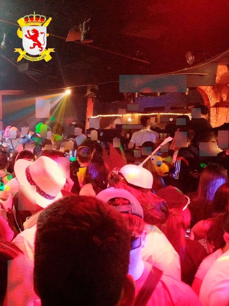 Multitud en una discoteca con luces de colores y ambiente festivo