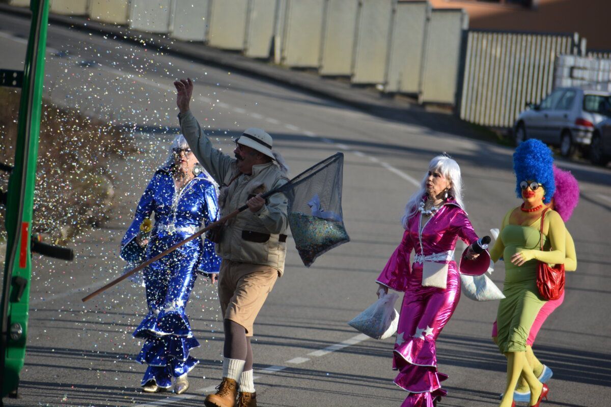 Personas disfrazadas en el desfile de Carnaval en Cacabelos