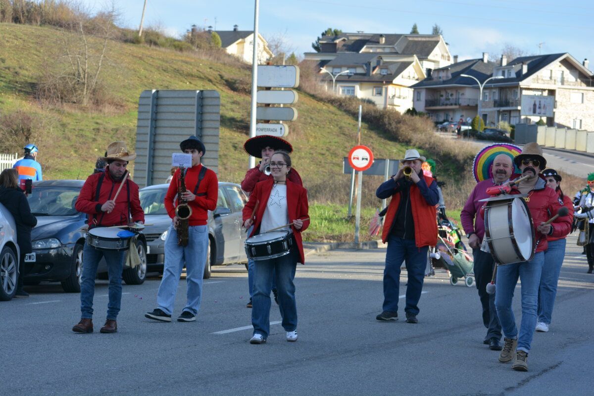 Grupo de músicos en el desfile de Carnaval en Cacabelos