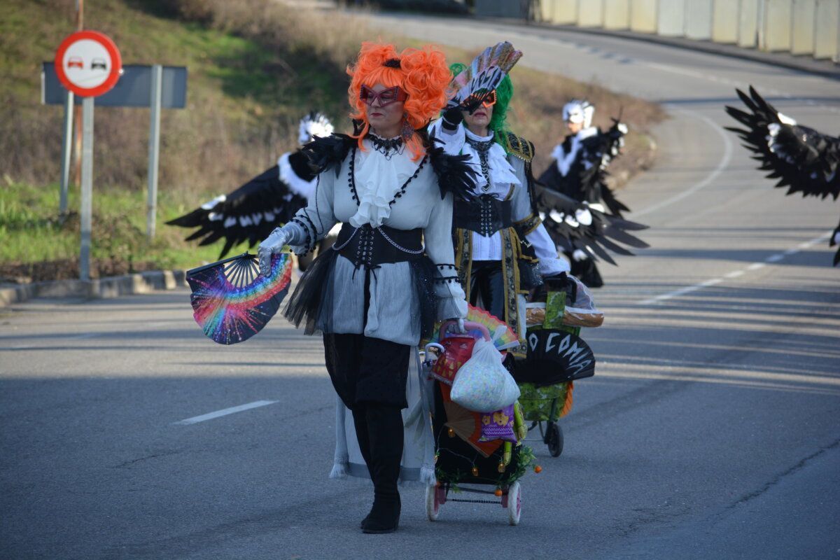 Participantes del desfile de carnaval en Cacabelos con trajes coloridos