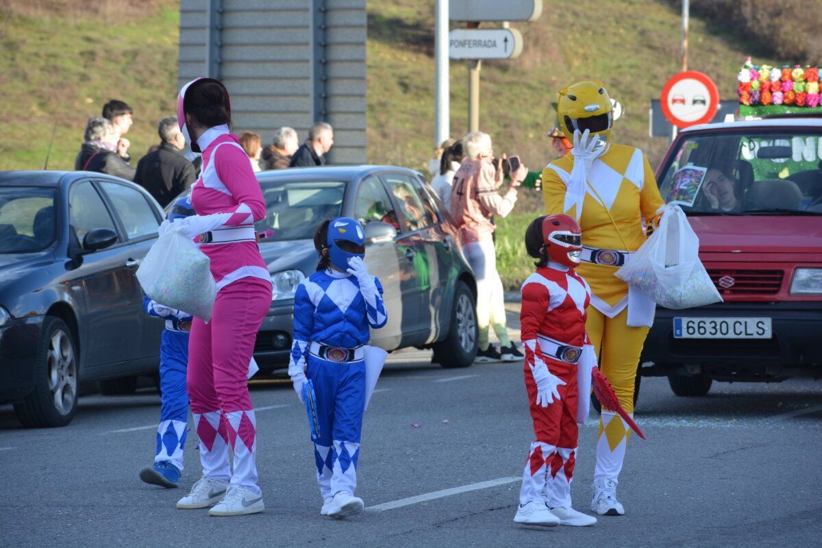 Familias disfrazadas en el desfile de Carnaval en Cacabelos