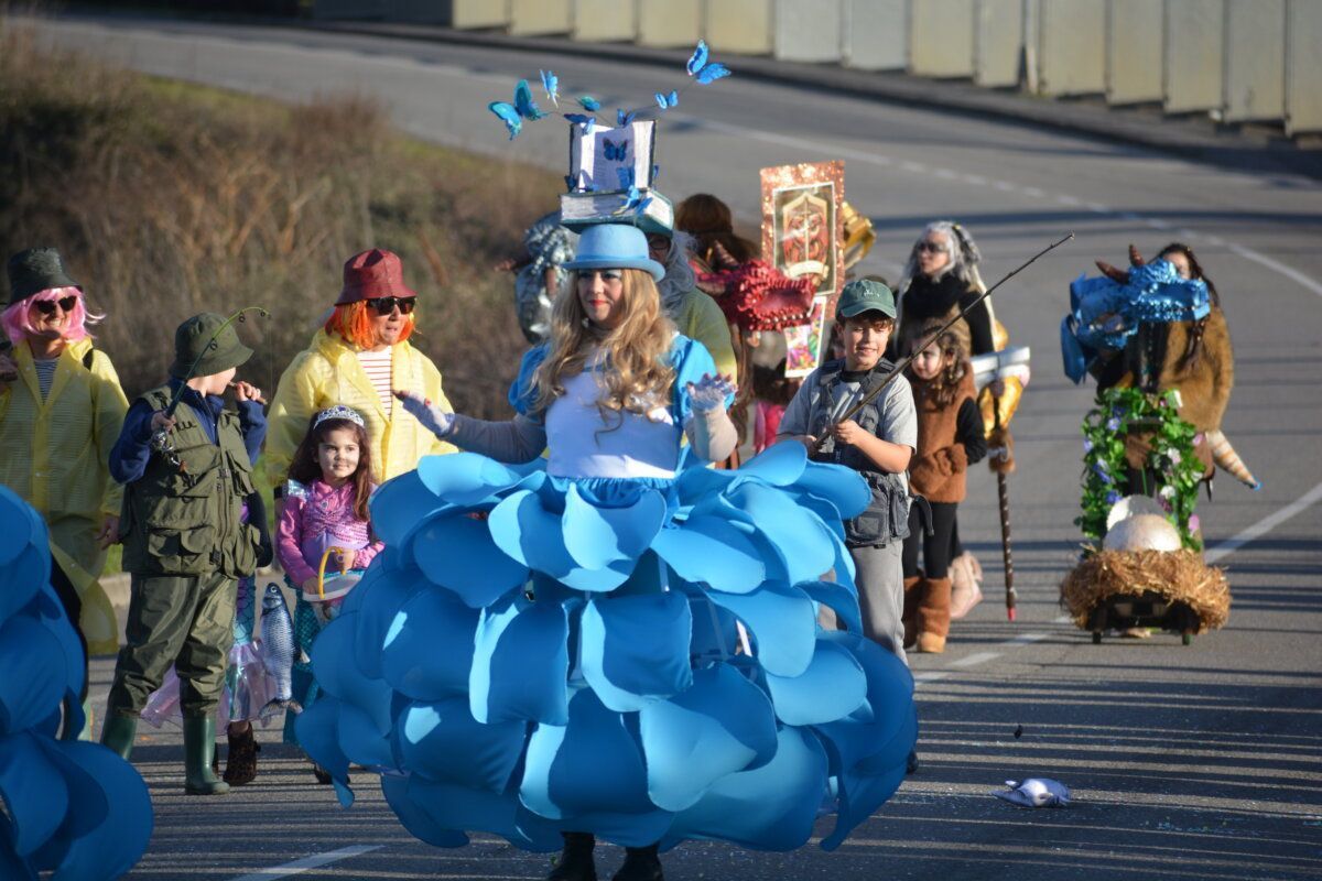 Participantes del desfile de Carnaval en Cacabelos con coloridos disfraces