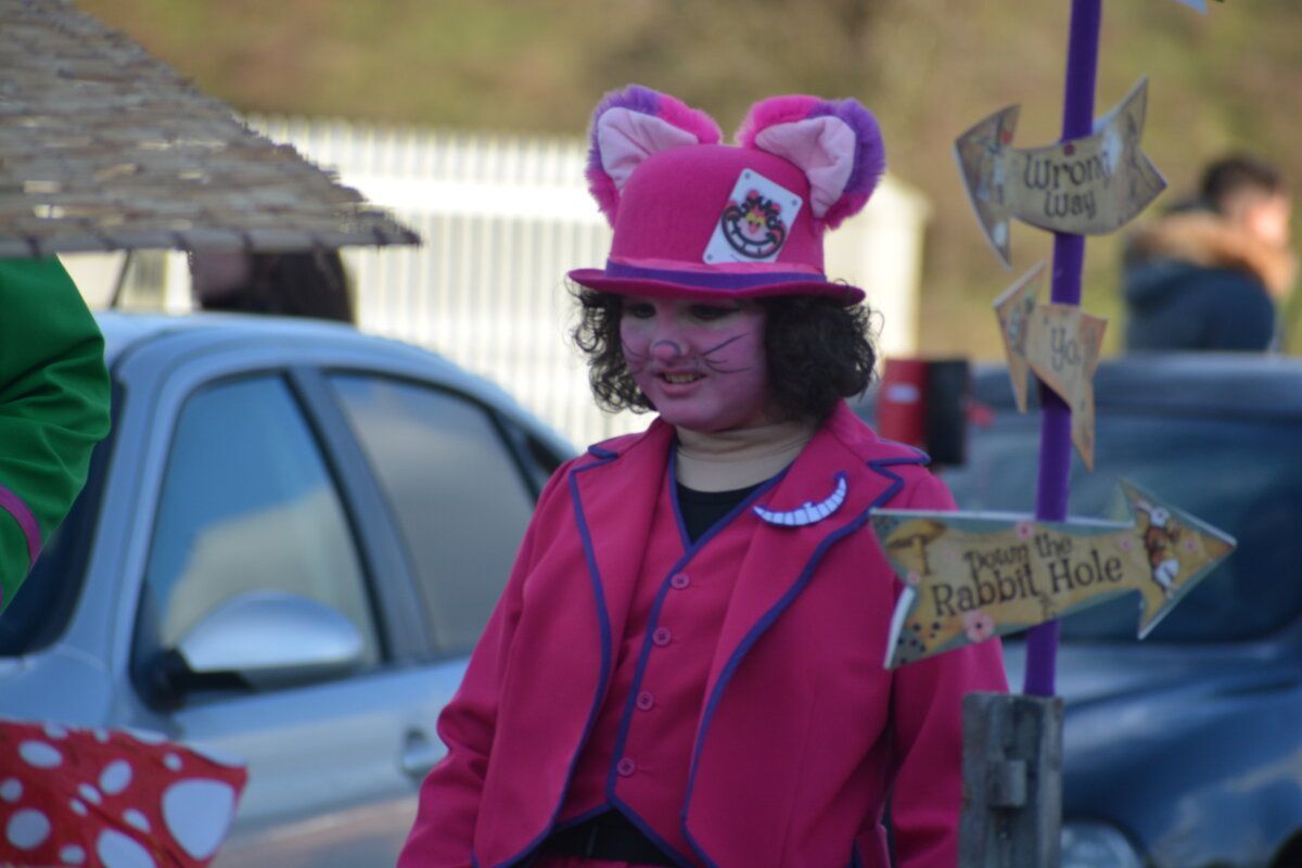 Niña disfrazada en el desfile de Carnaval en Cacabelos
