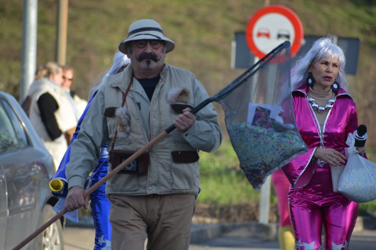 Personas disfrazadas en el desfile de Carnaval en Cacabelos