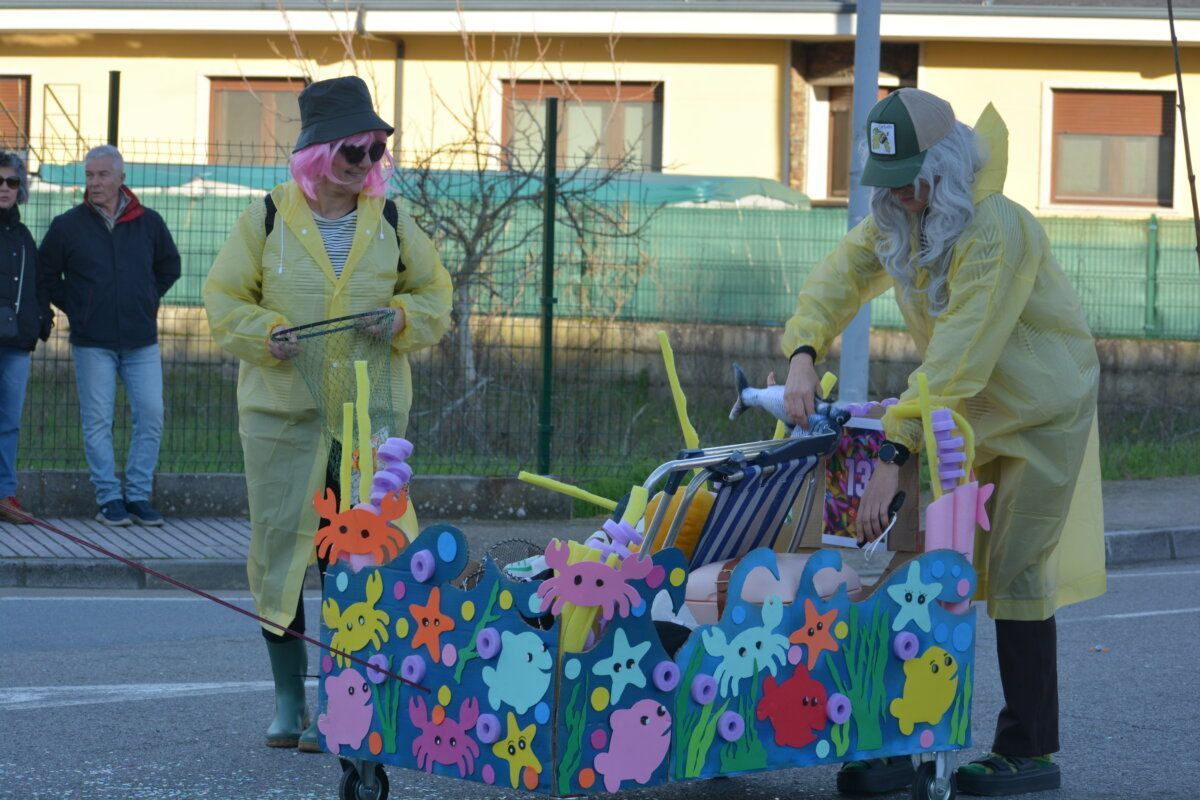 Personas disfrazadas en un desfile de carnaval en Cacabelos