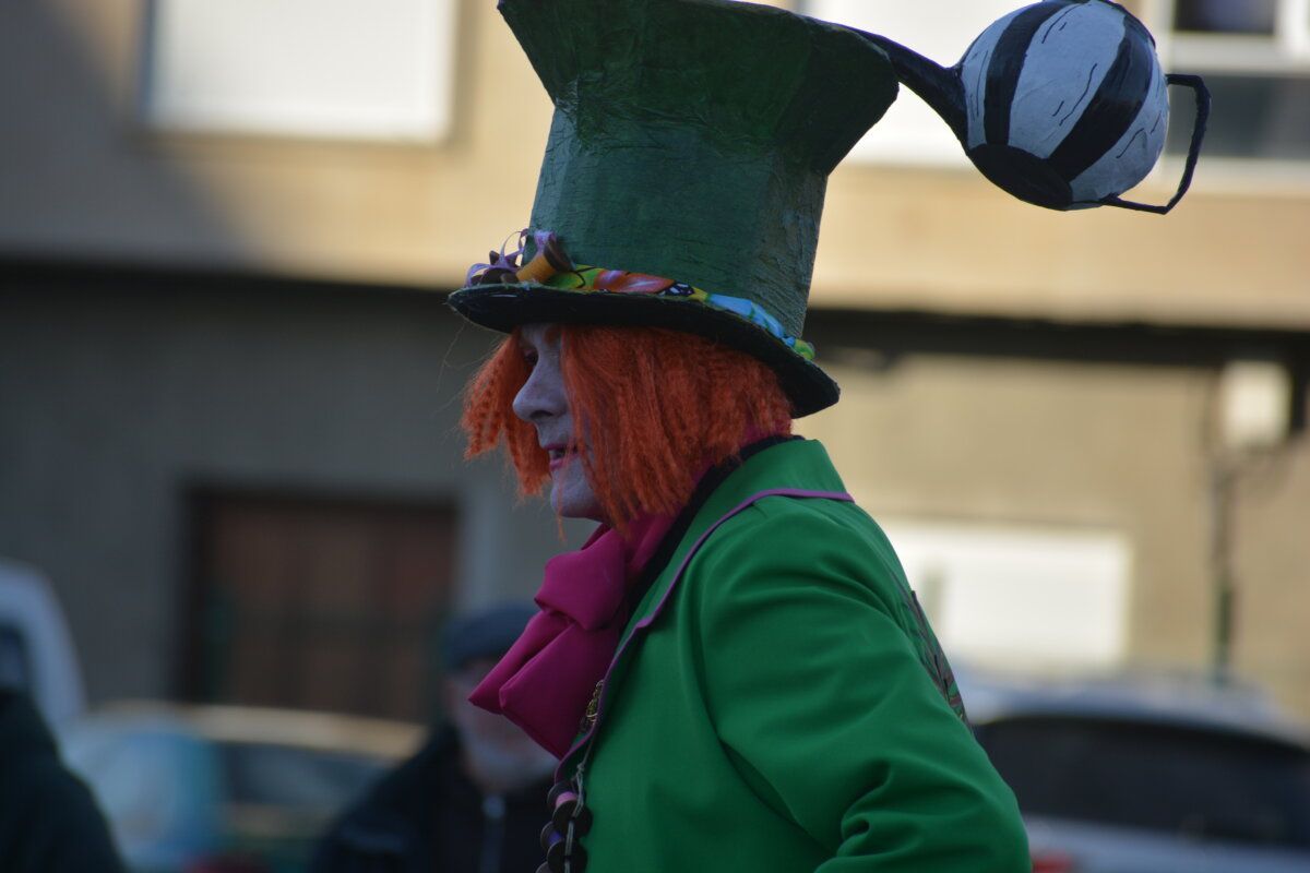 Persona disfrazada en el desfile de Carnaval en Cacabelos