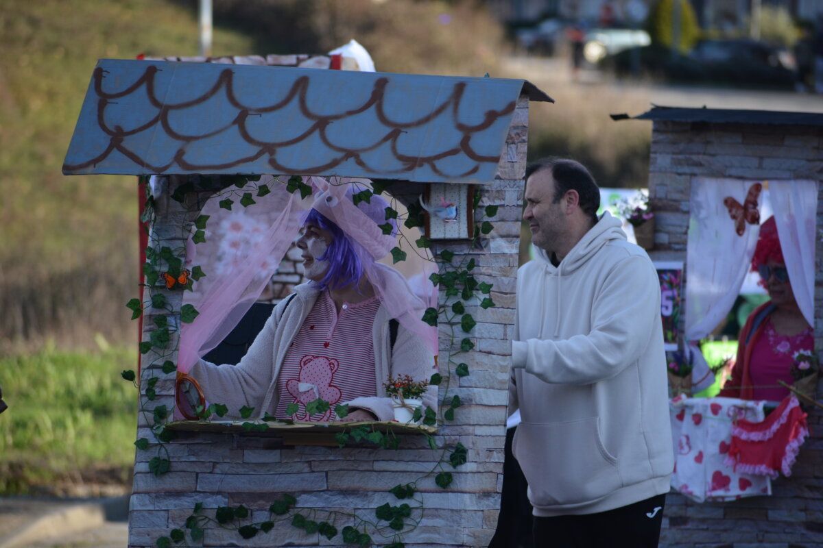 Personas disfrazadas en un desfile de Carnaval en Cacabelos