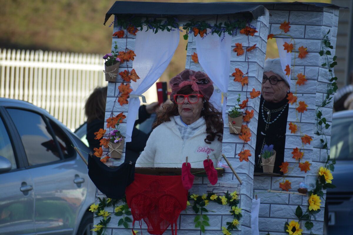 Participantes del desfile de carnaval en Cacabelos con disfraces coloridos