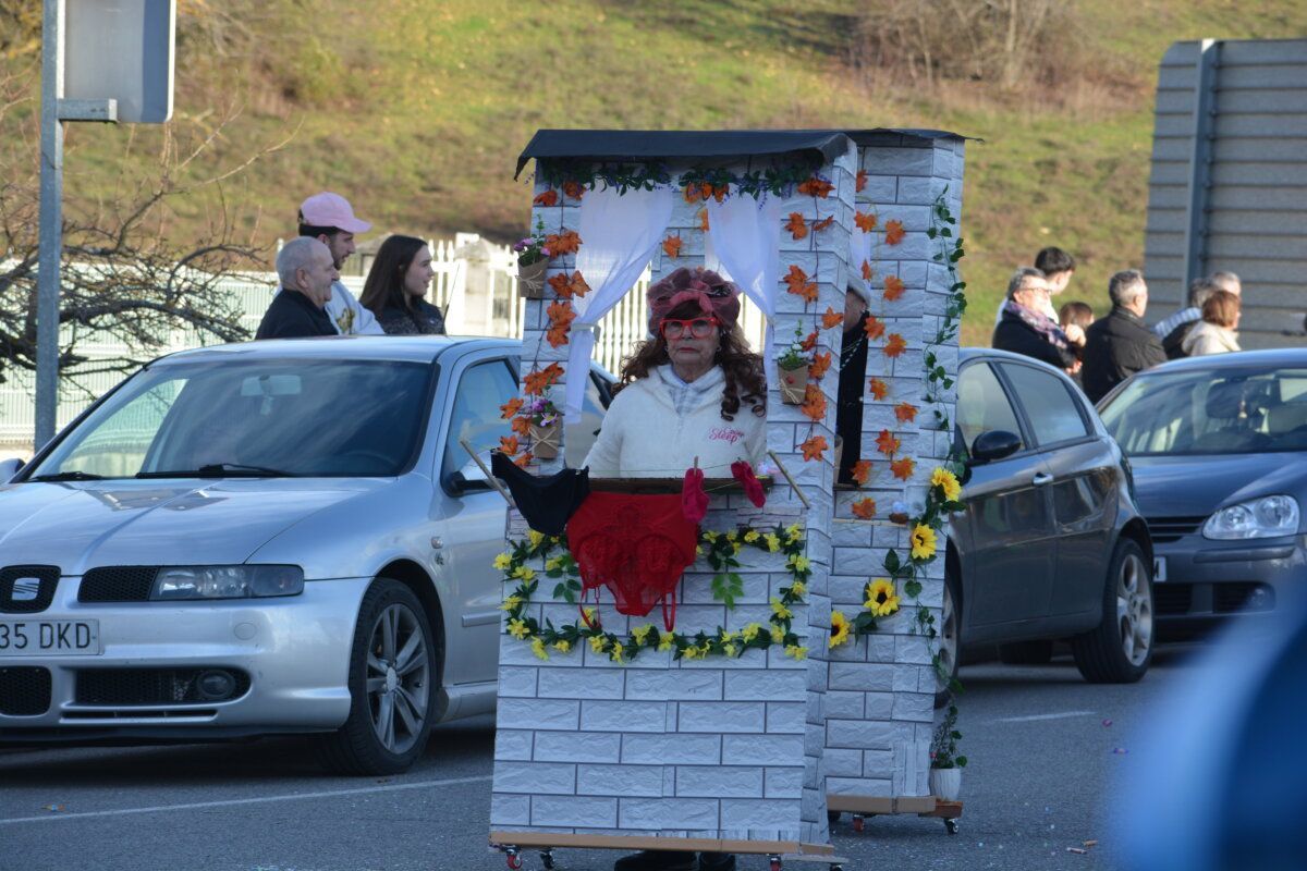 Participante del desfile de Carnaval en Cacabelos con disfraz colorido