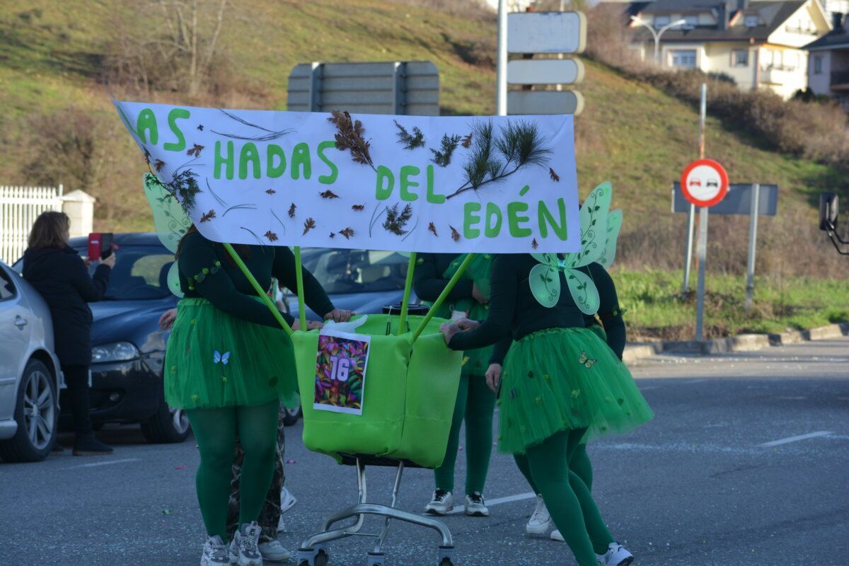 Participantes del desfile de carnaval en Cacabelos con vestimenta verde