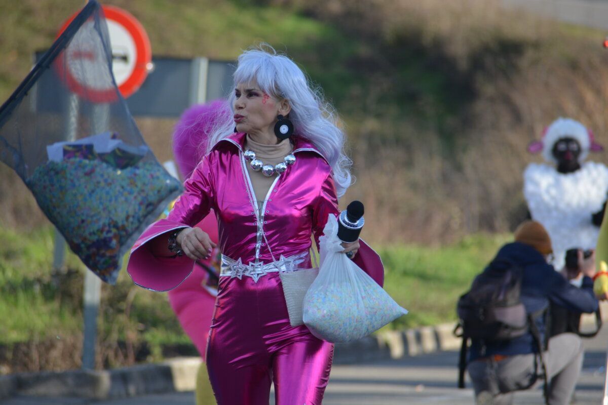 Mujer vestida de rosa en el desfile de Carnaval en Cacabelos
