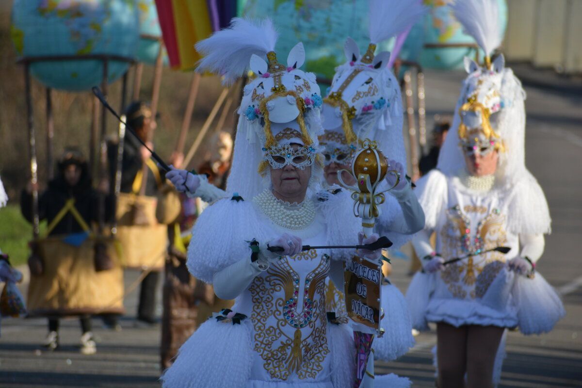Participantes del desfile de Carnaval en Cacabelos con trajes elaborados