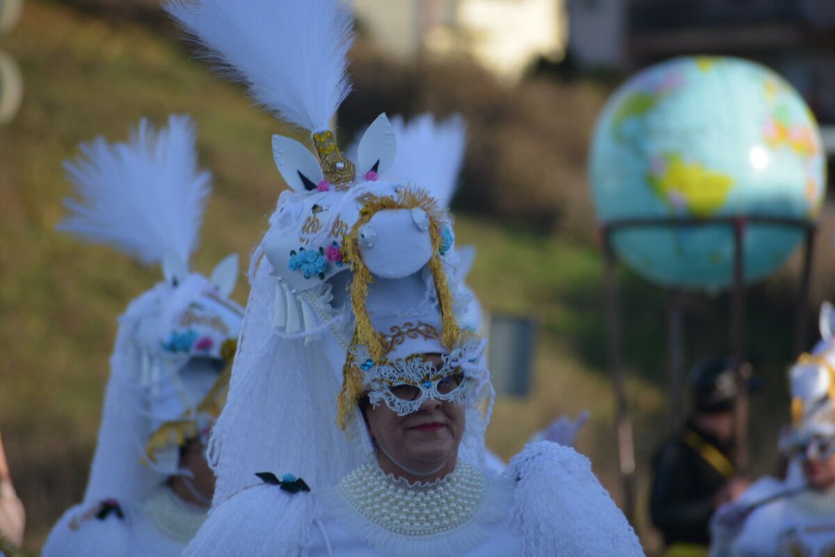 Participantes del desfile de Carnaval en Cacabelos con trajes elaborados.