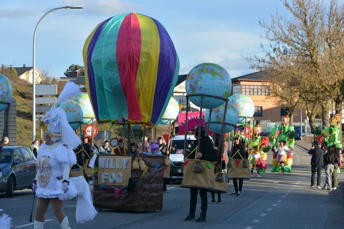 Desfile de Carnaval en Cacabelos con globos y disfraces coloridos