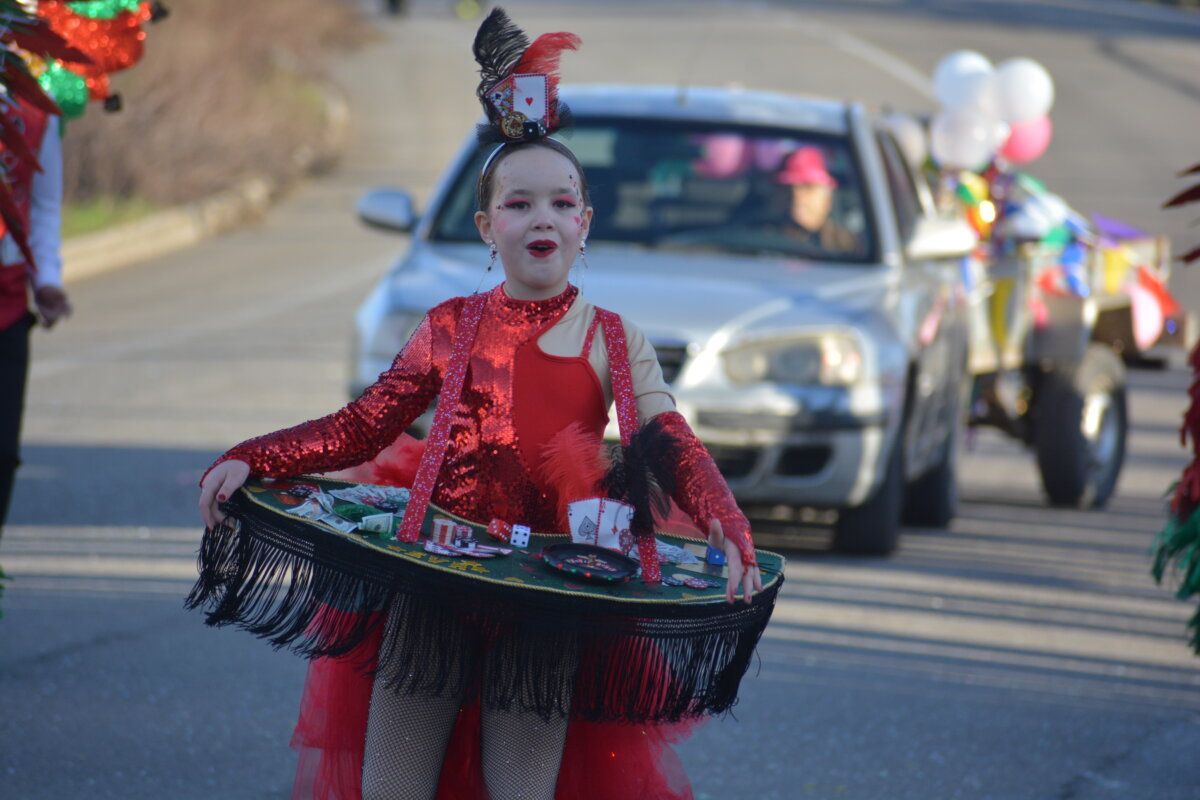 Niña disfrazada en el desfile de Carnaval en Cacabelos