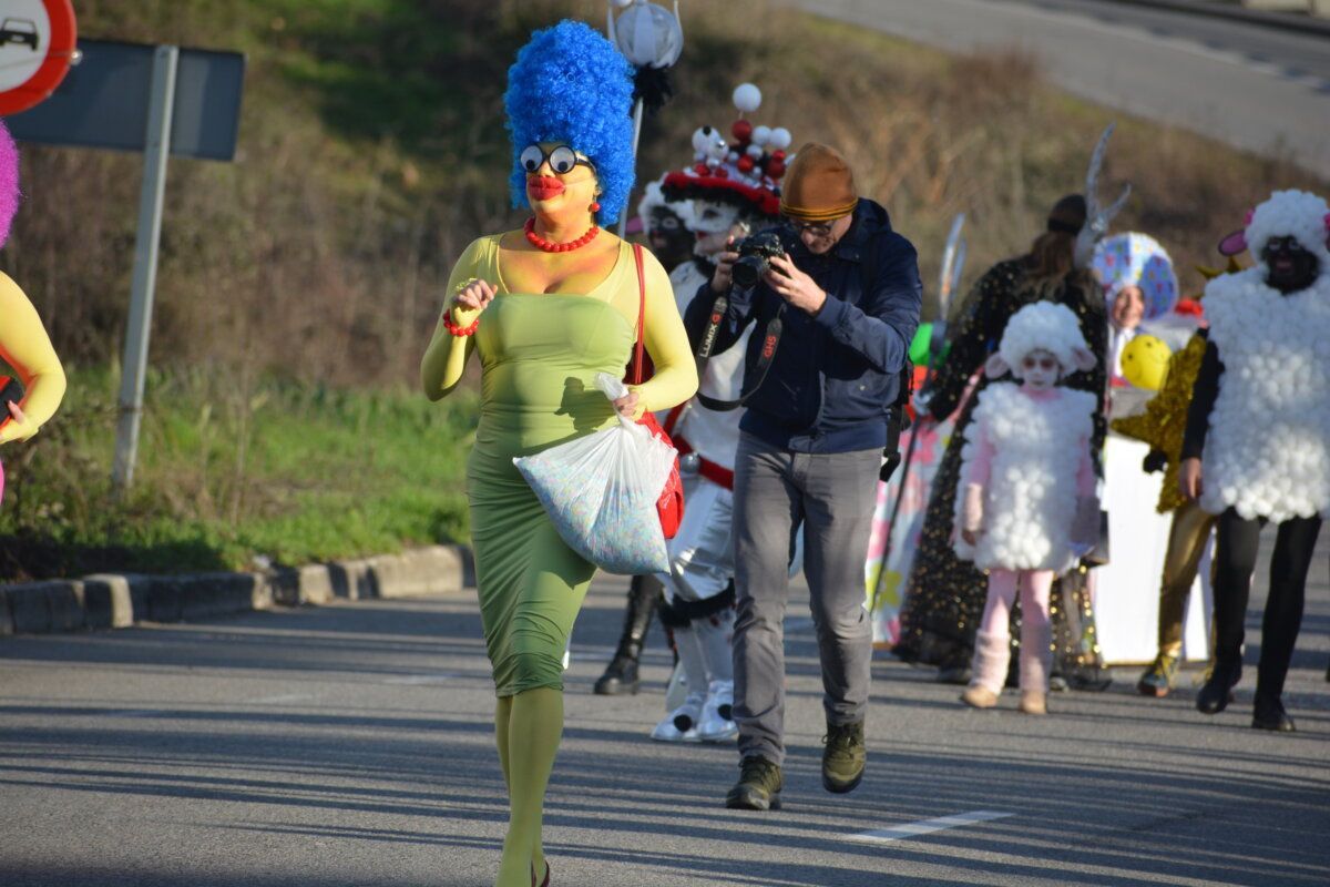 Participante del desfile de Carnaval en Cacabelos con disfraz colorido