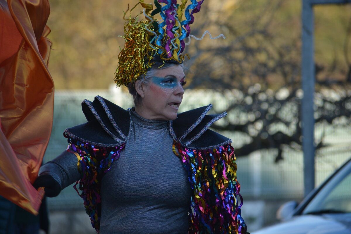 Mujer disfrazada en el desfile de Carnaval en Cacabelos