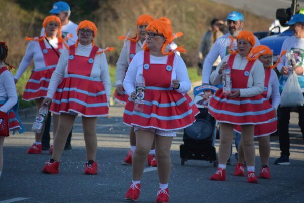 Grupo de personas con trajes de carnaval en Cacabelos