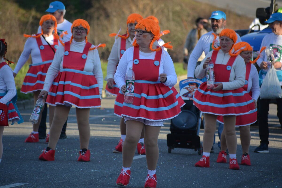 Grupo de personas con trajes de carnaval en Cacabelos