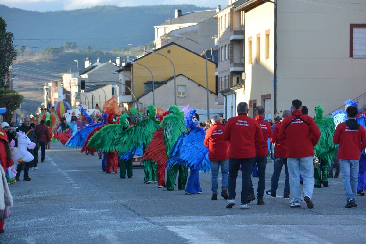 Participantes del desfile de Carnaval en Cacabelos con disfraces coloridos