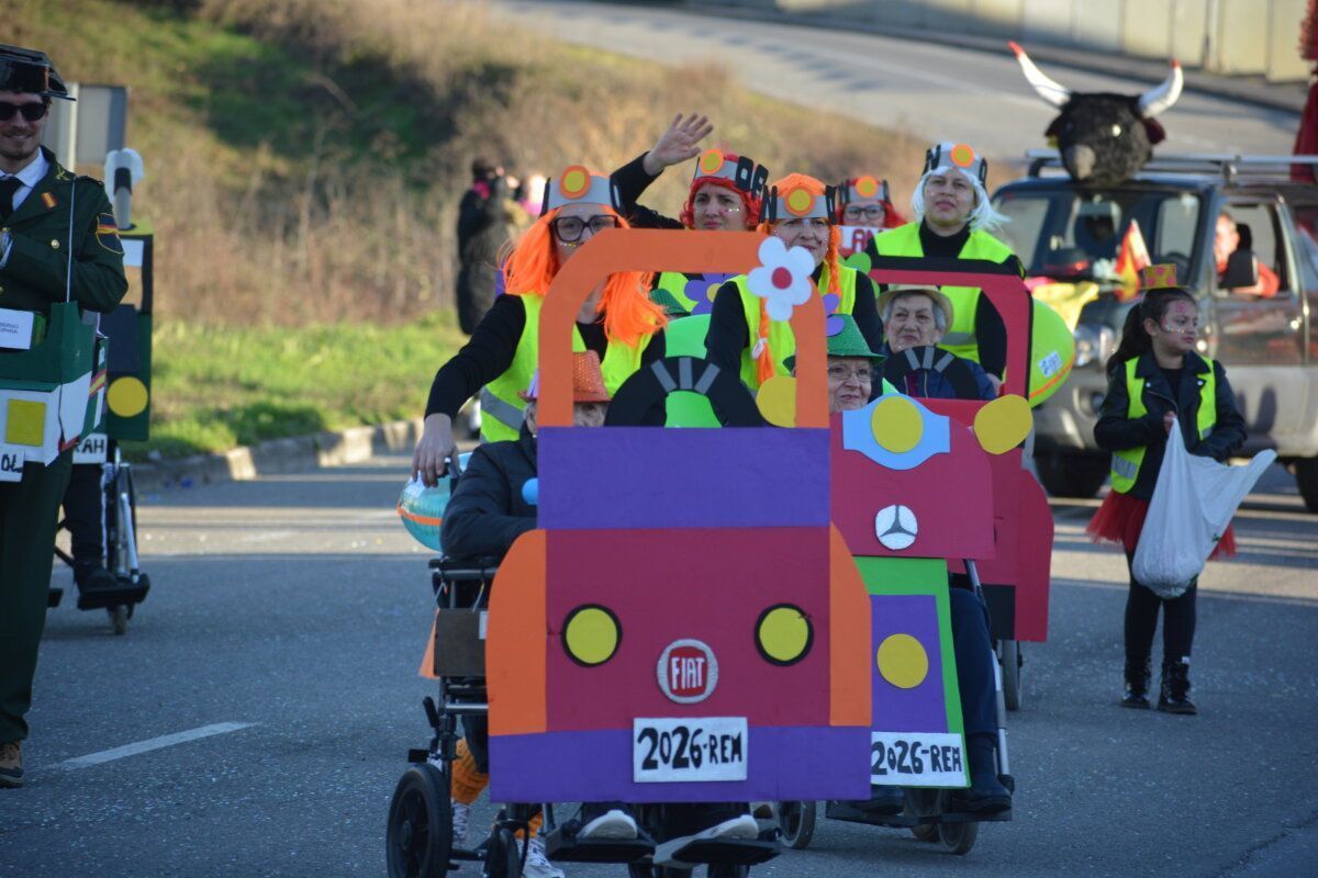 Participantes del desfile de Carnaval en Cacabelos con disfraces coloridos