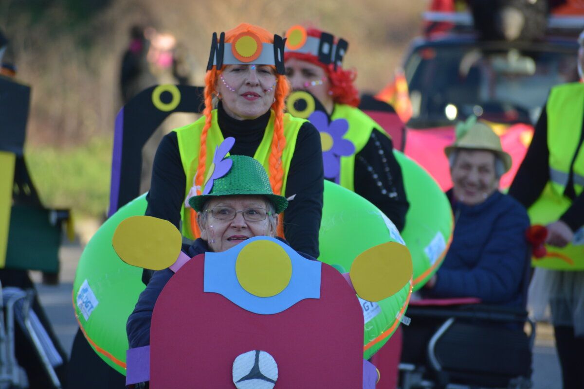 Participantes del desfile de Carnaval en Cacabelos con disfraces coloridos