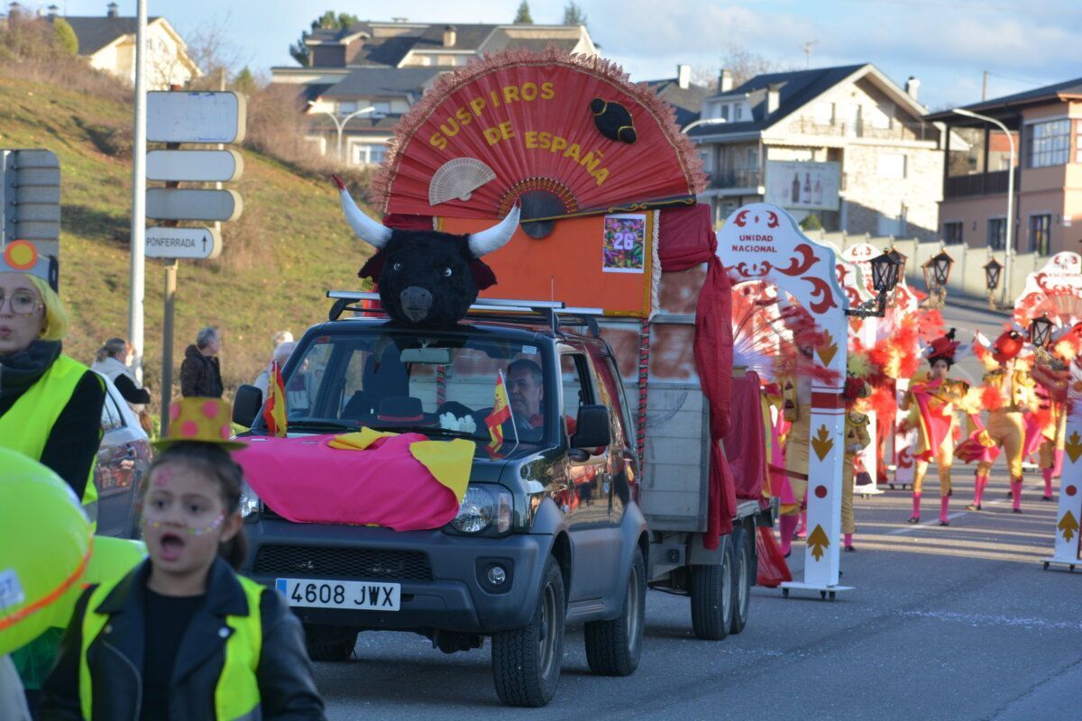 Carroza decorada en el desfile de Carnaval en Cacabelos con un toro