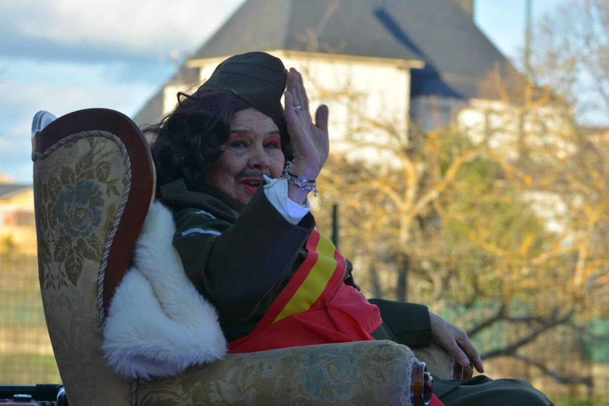 Persona saludando en un desfile de Carnaval en Cacabelos