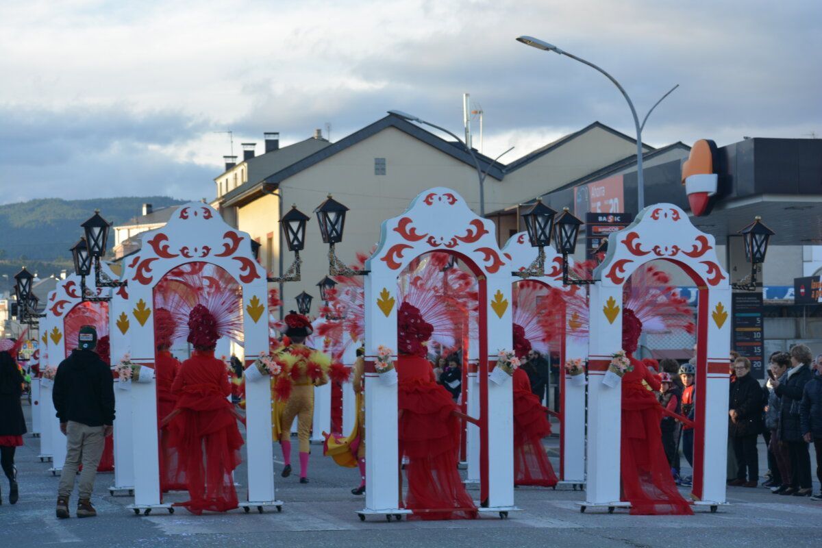 Participantes del desfile de Carnaval en Cacabelos con trajes coloridos