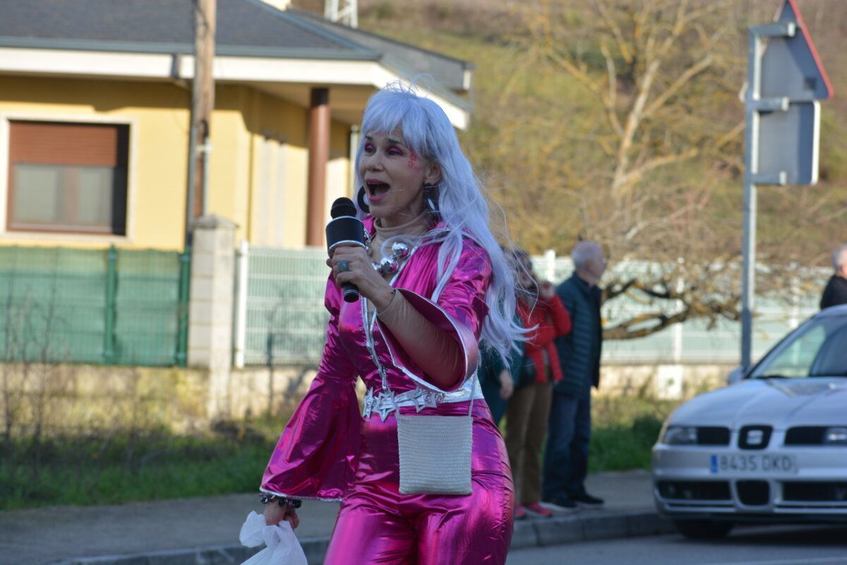 Persona con disfraz brillante en el desfile de Carnaval en Cacabelos