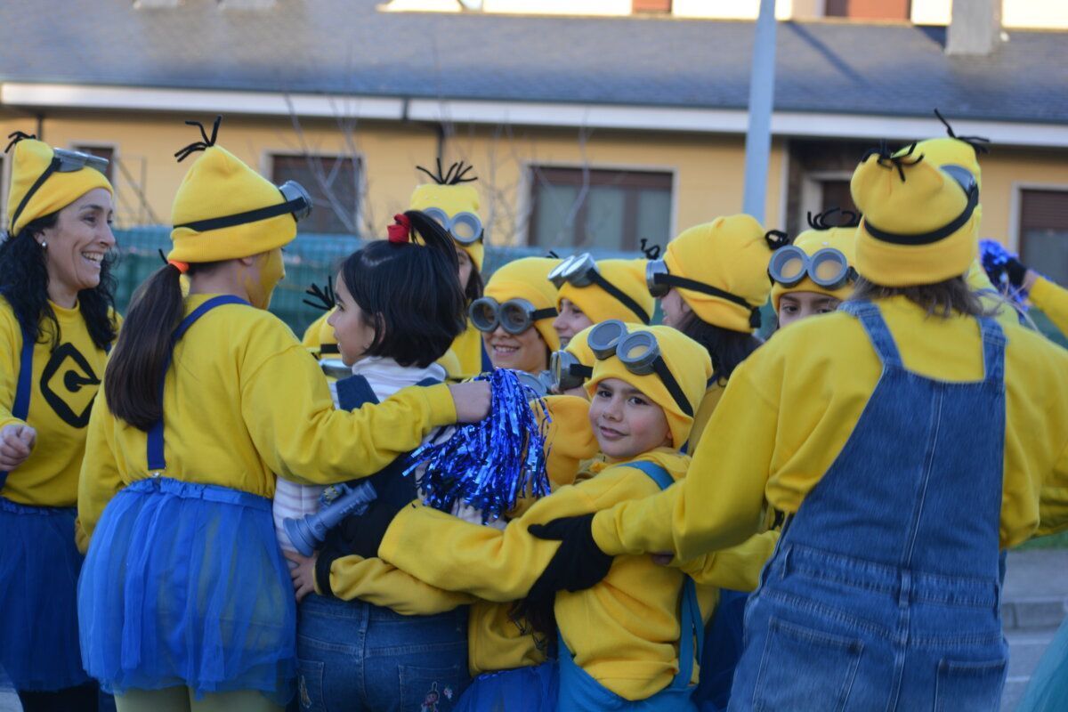 Grupo de niños disfrazados de minions en desfile de carnaval