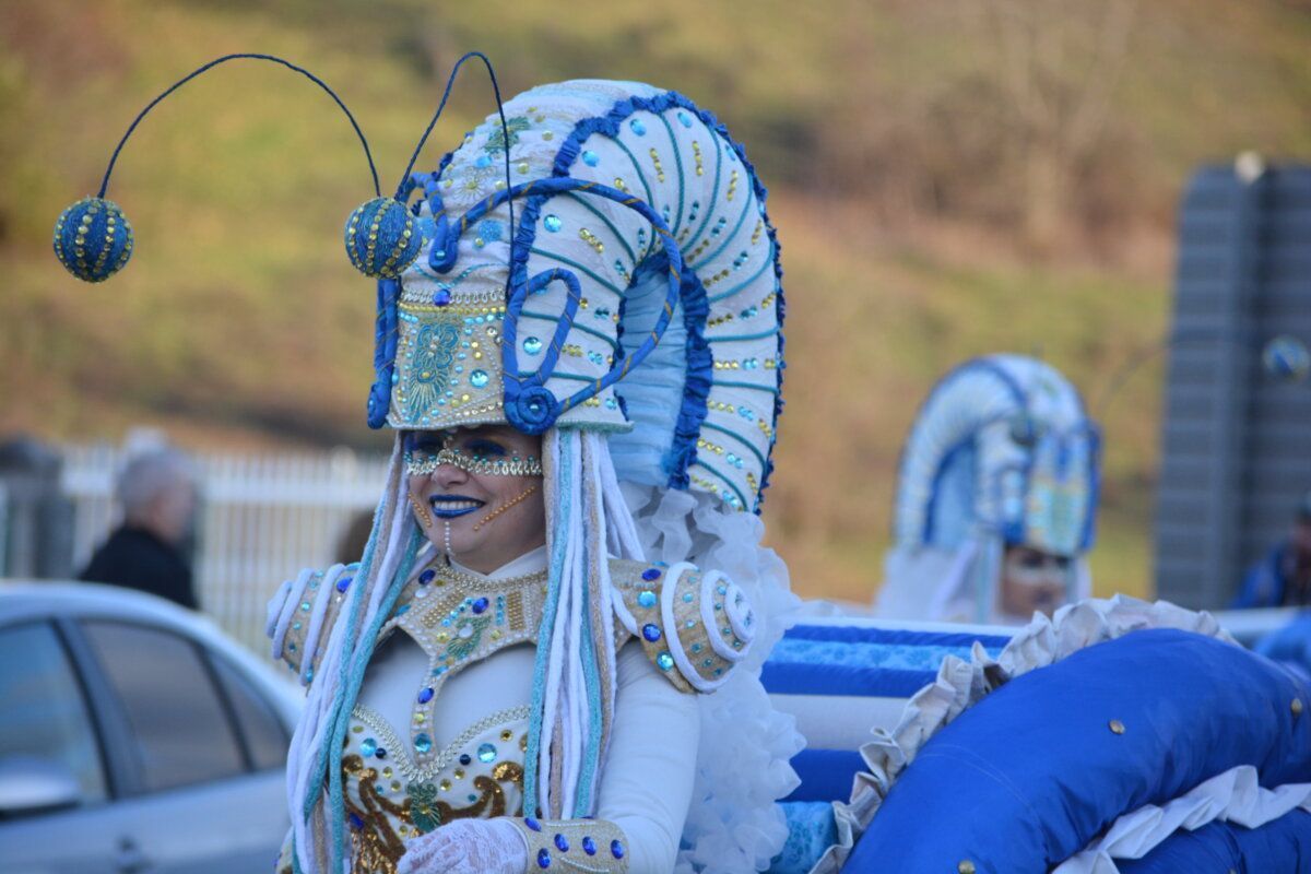 Participante del desfile de Carnaval en Cacabelos con un disfraz brillante