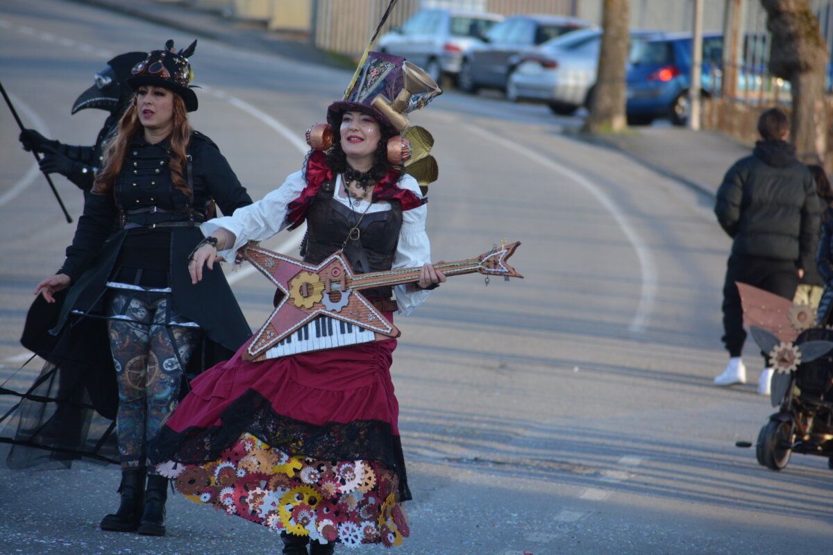 Mujeres disfrazadas en el desfile de Carnaval en Cacabelos