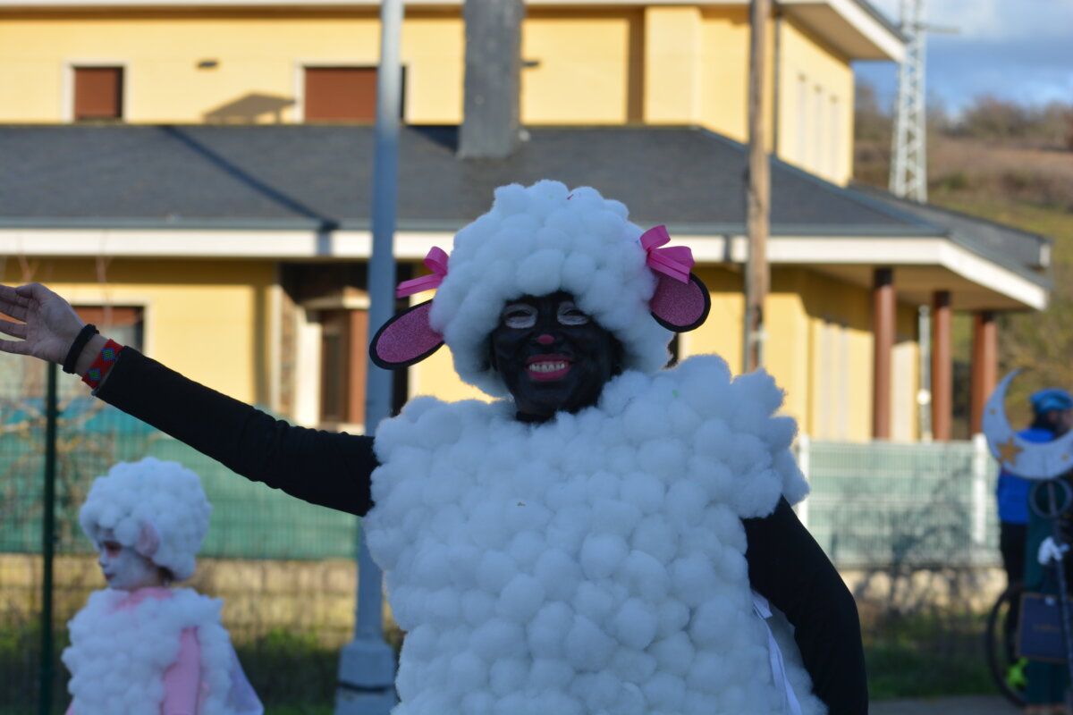 Participante del desfile de Carnaval disfrazado de oveja en Cacabelos