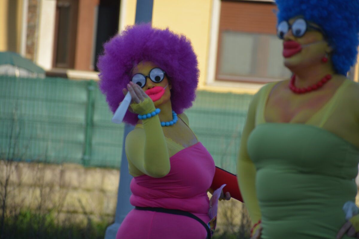 Participantes del desfile de carnaval en Cacabelos con disfraces coloridos