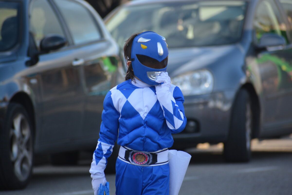 Niño disfrazado de Power Ranger en desfile de Carnaval