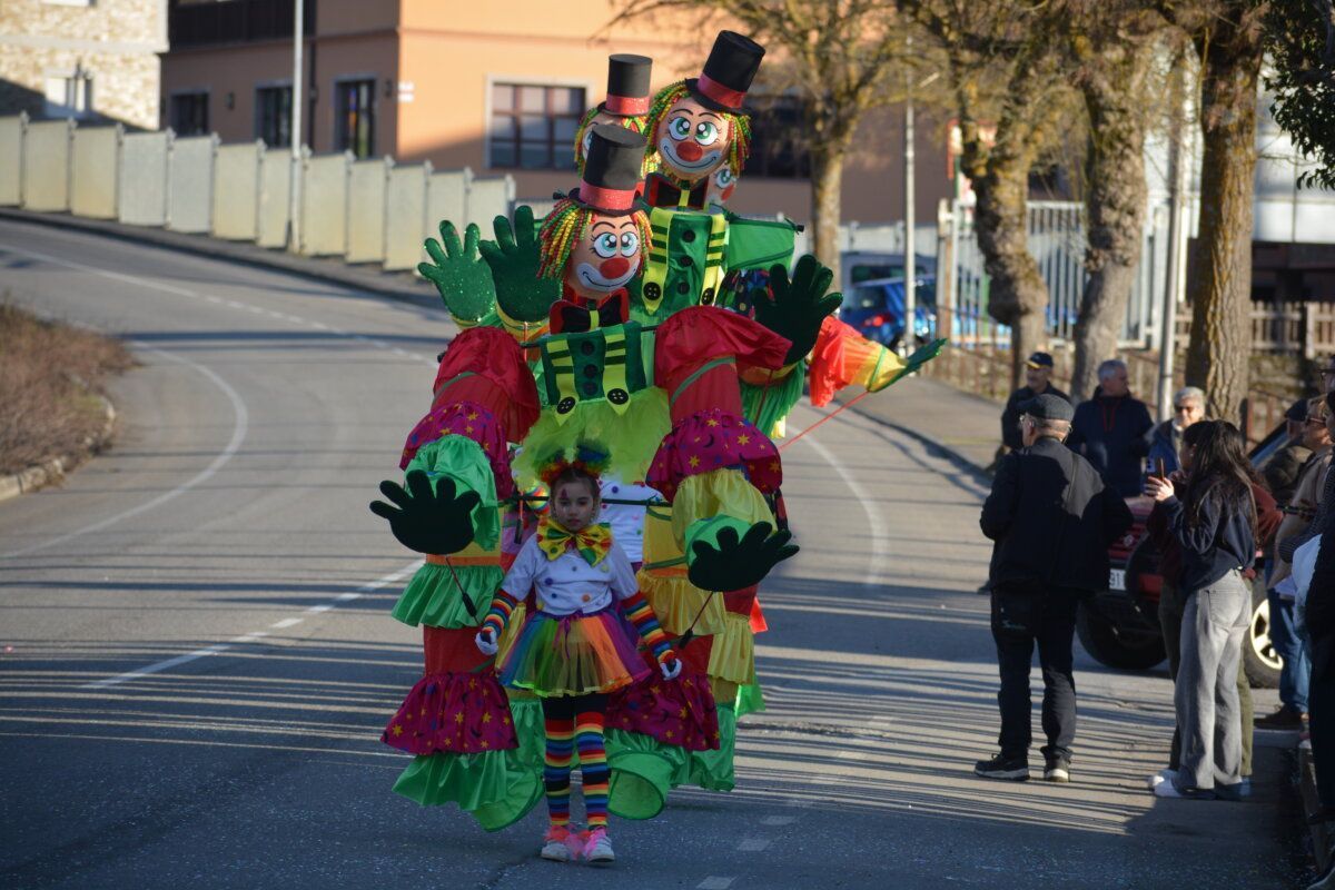Personas disfrazadas en un desfile de carnaval en Cacabelos