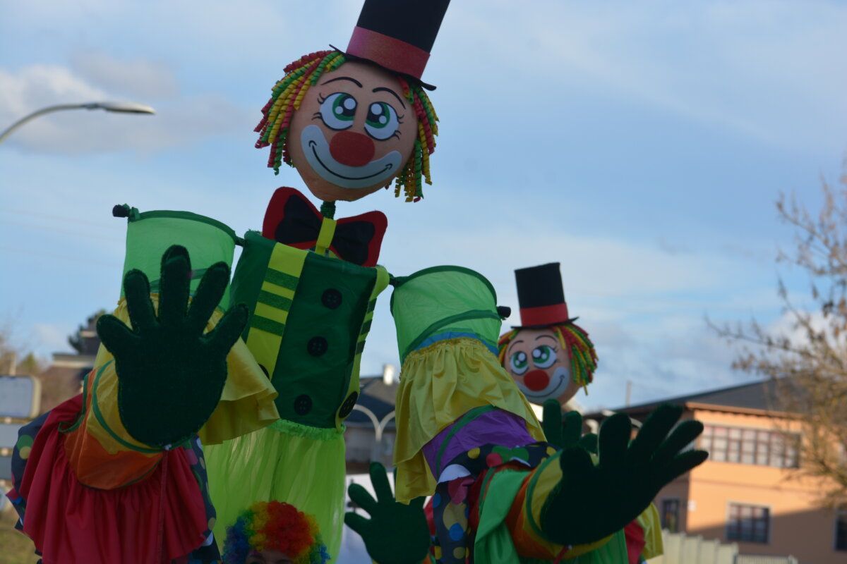 Muñecos de carnaval en el desfile de Cacabelos con colores vibrantes