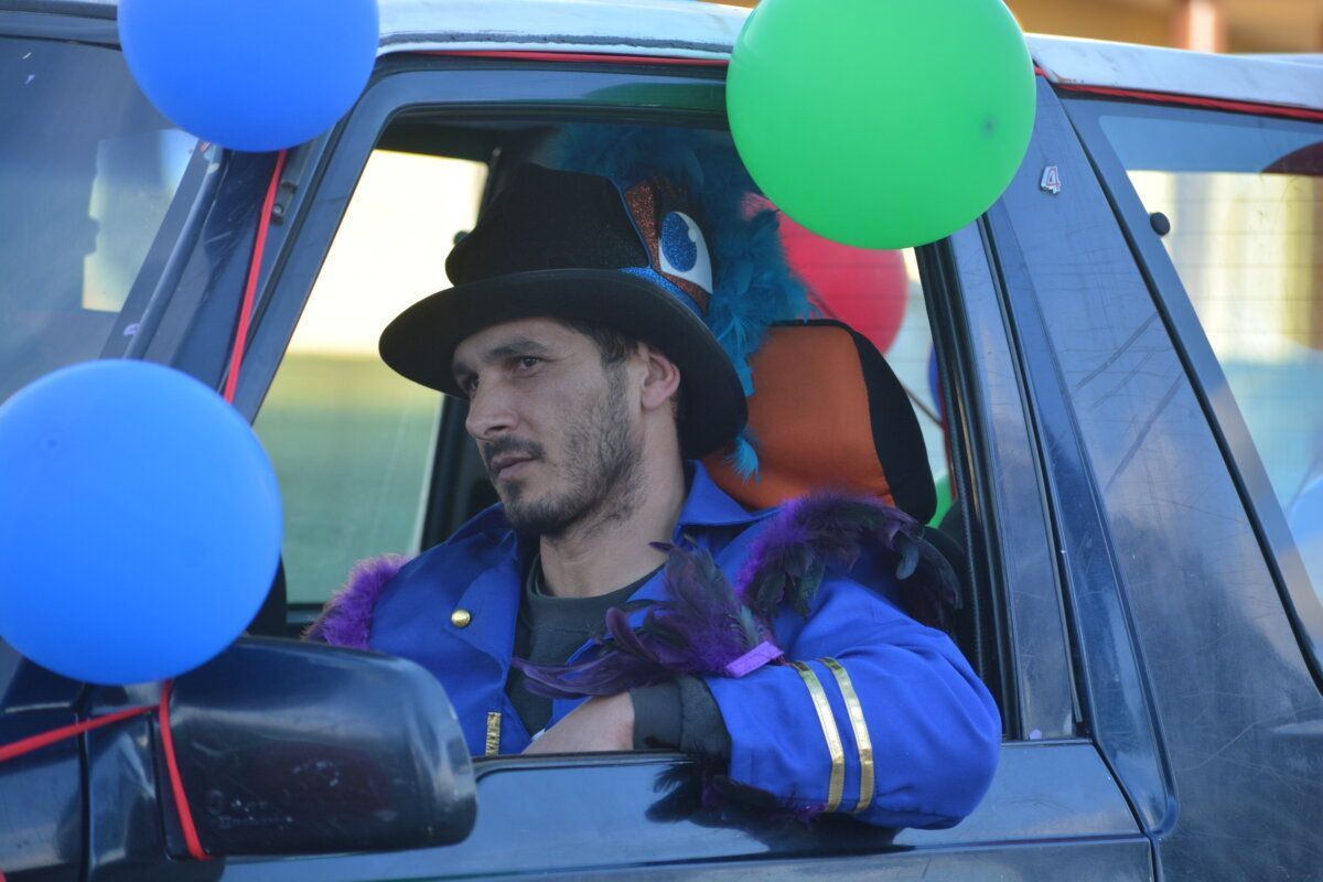 Hombre con disfraz y sombrero en un desfile de carnaval