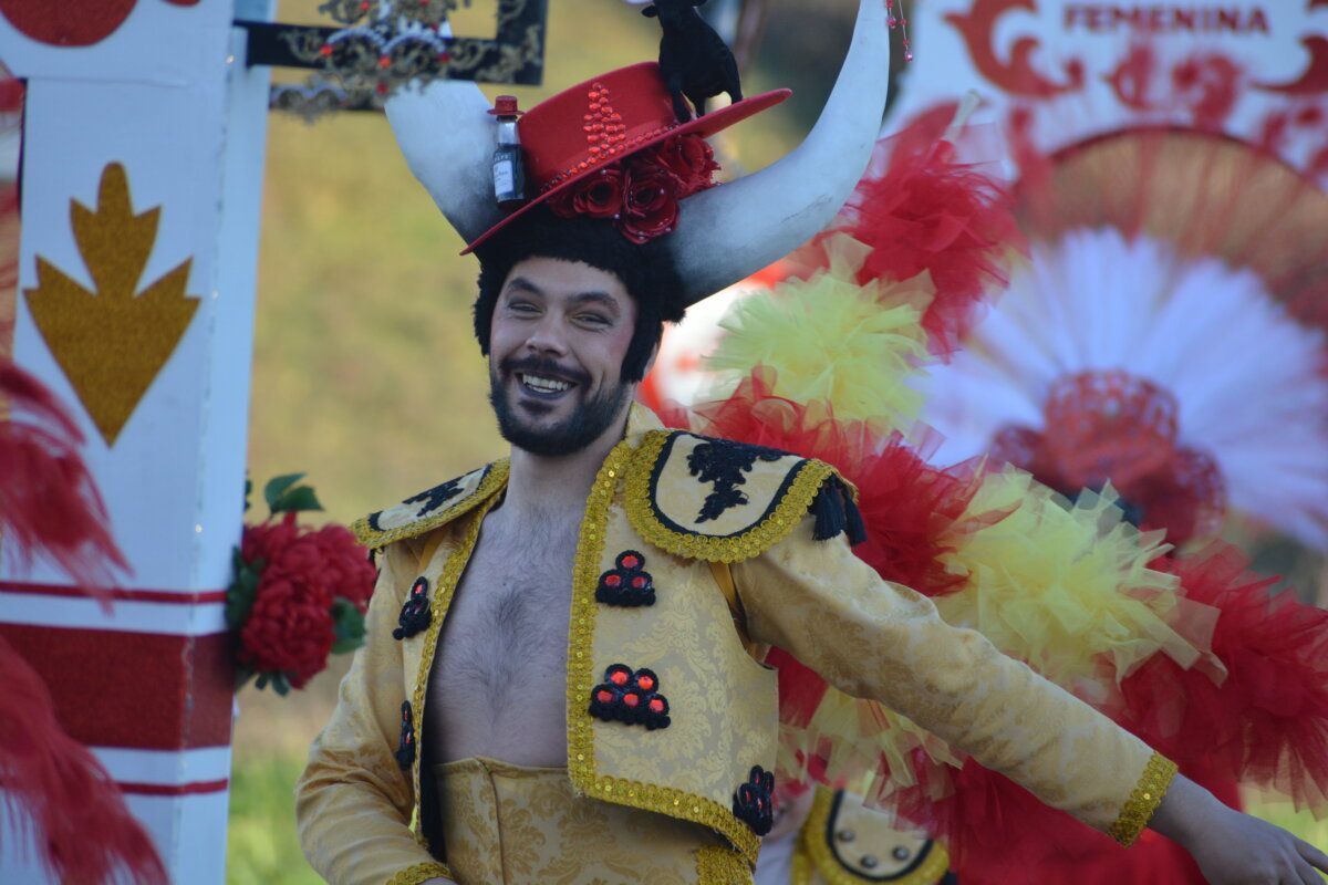 Participante del desfile de Carnaval en Cacabelos con disfraz colorido