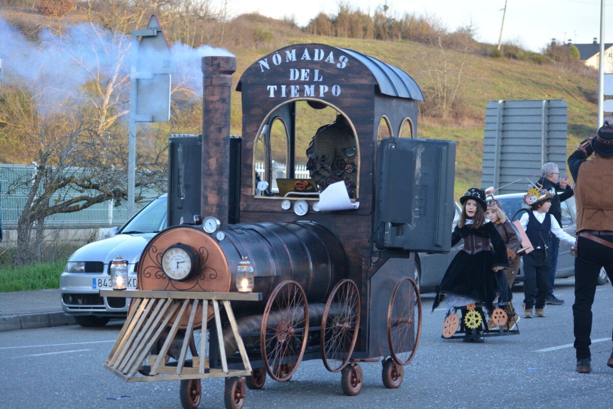 Carroza de carnaval con temática de tren en Cacabelos