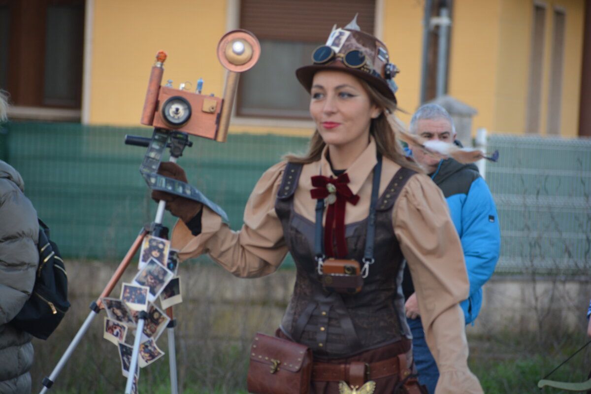 Mujer disfrazada en el desfile de Carnaval en Cacabelos