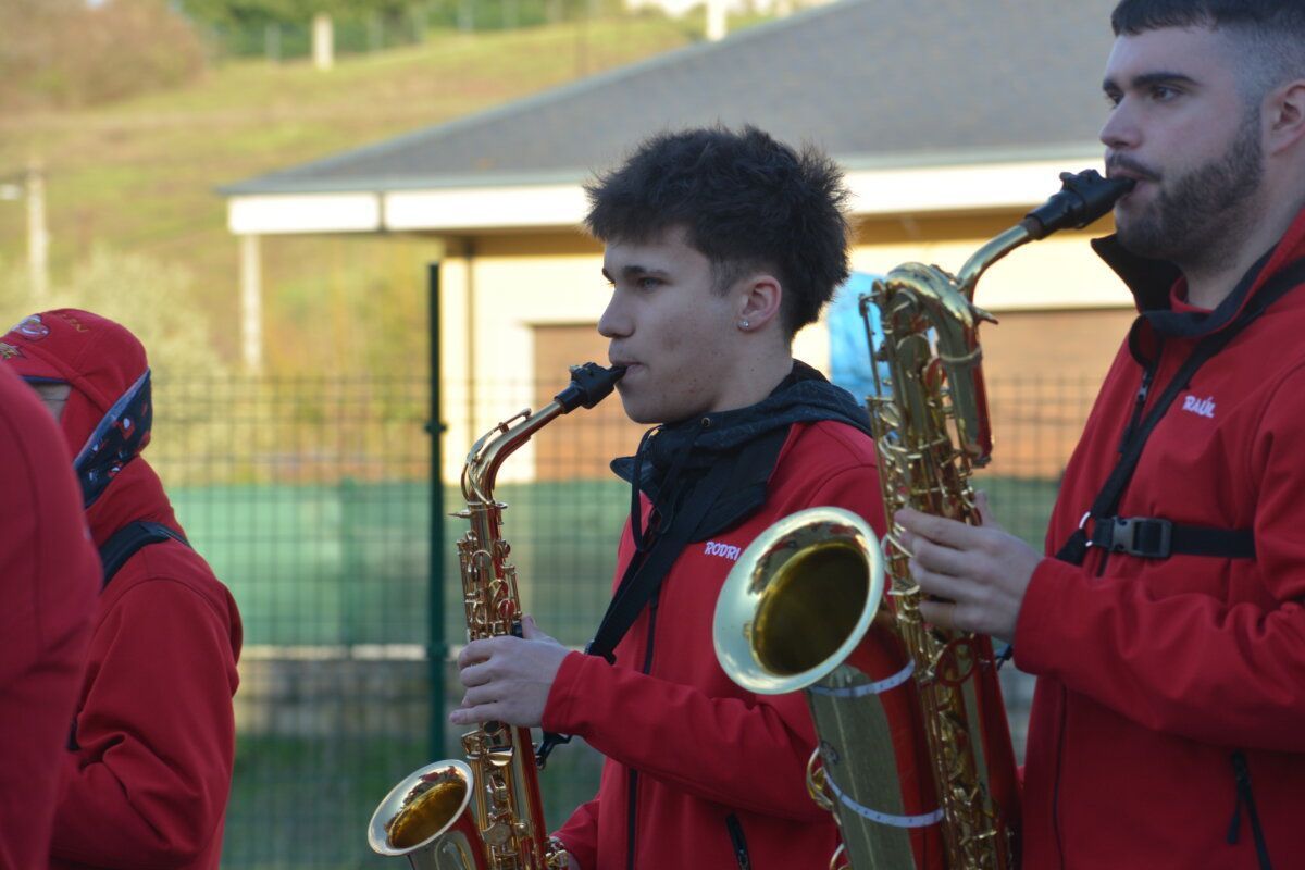 Músicos tocando saxofones en el desfile de Carnaval en Cacabelos