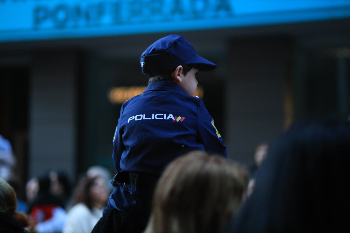 Niño vestido de policía en el desfile de carnaval en Ponferrada