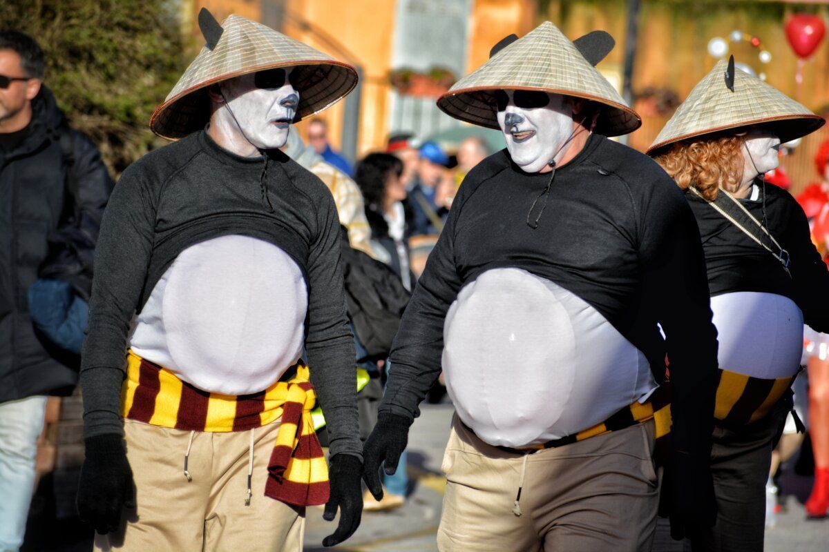 Personas disfrazadas en el desfile de Carnaval en Toral de los Vados