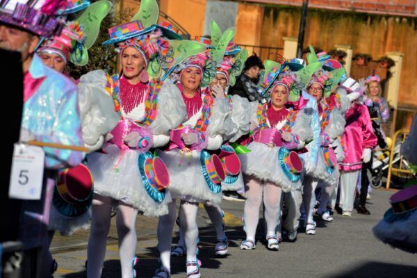 Grupo de mujeres en trajes coloridos durante el desfile de carnaval