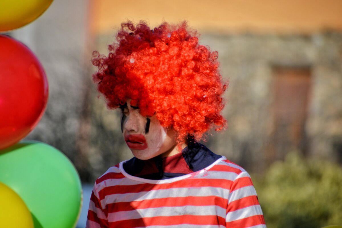 Niño disfrazado de payaso en el desfile de Carnaval