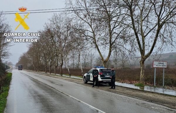 Agentes de la Guardia Civil en Toral de los Vados tras una detención.