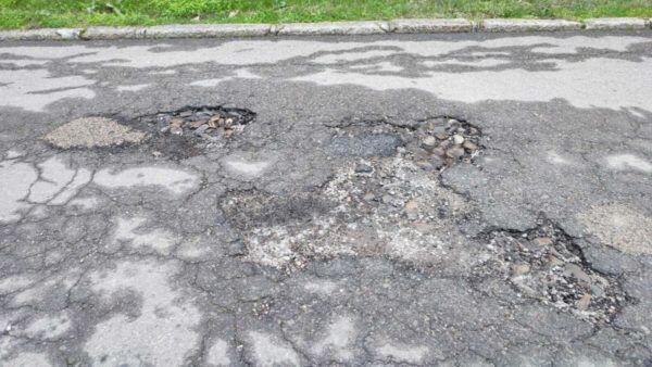 Estado deteriorado de calles y aceras en Ponferrada con baches y socavones