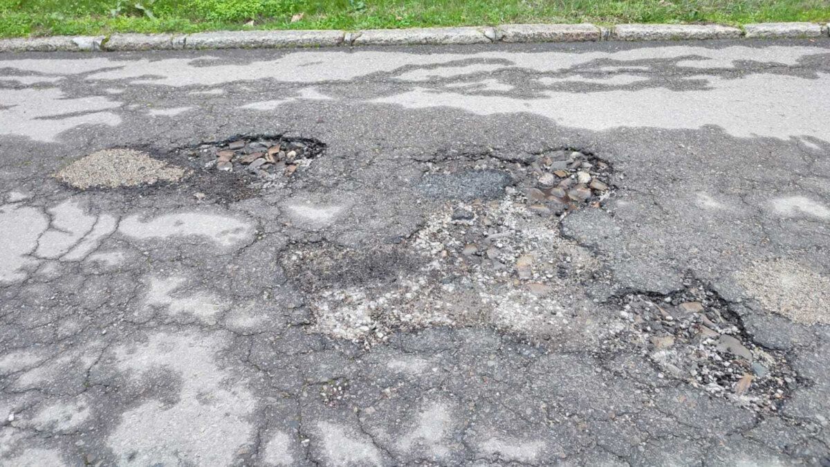 Estado deteriorado de calles y aceras en Ponferrada con baches y socavones